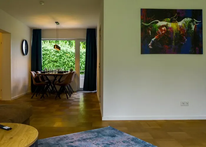 Gross, Modern, Zentrumsnah Mit Parkplatz Und Garten
